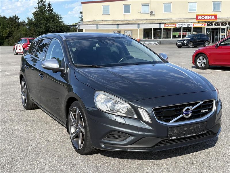 Volvo V60 2,4 D5 R-Design,AT,AWD,Xen,Výb - fotka 40 z 41