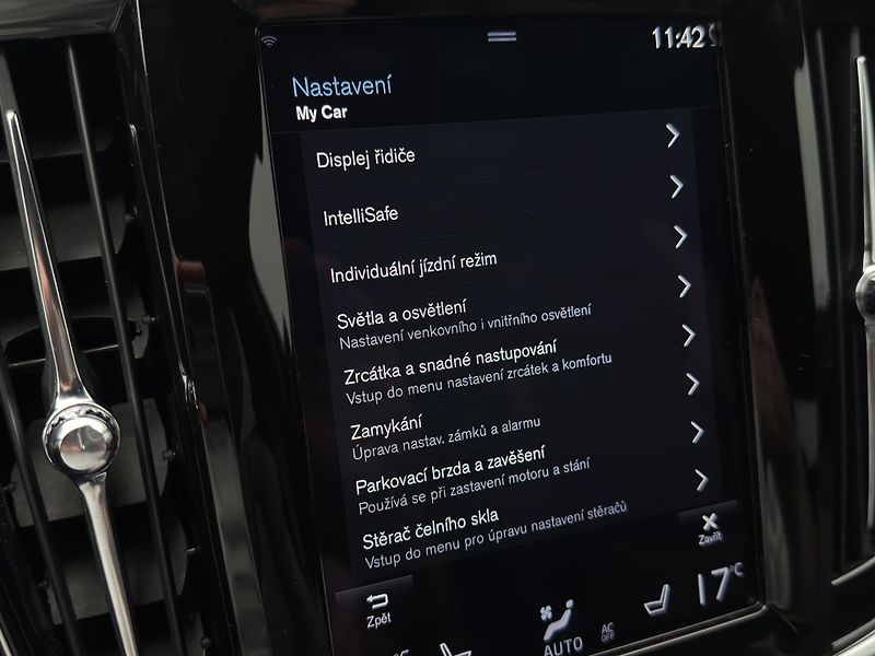 Volvo V90 CC D4 AWD PRO AUT - fotka 40 z 52