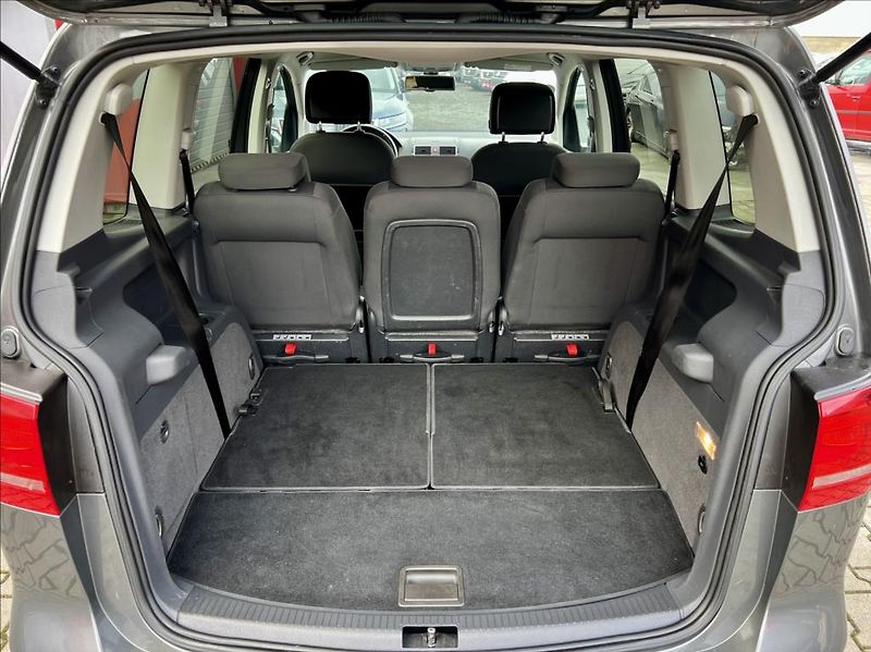 Volkswagen Touran 1,6 TDi / KLIMA / 7MÍST / DSG - fotka 17 z 39