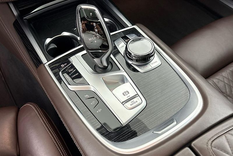 BMW Řada 7 740d xDrive - fotka 26 z 29