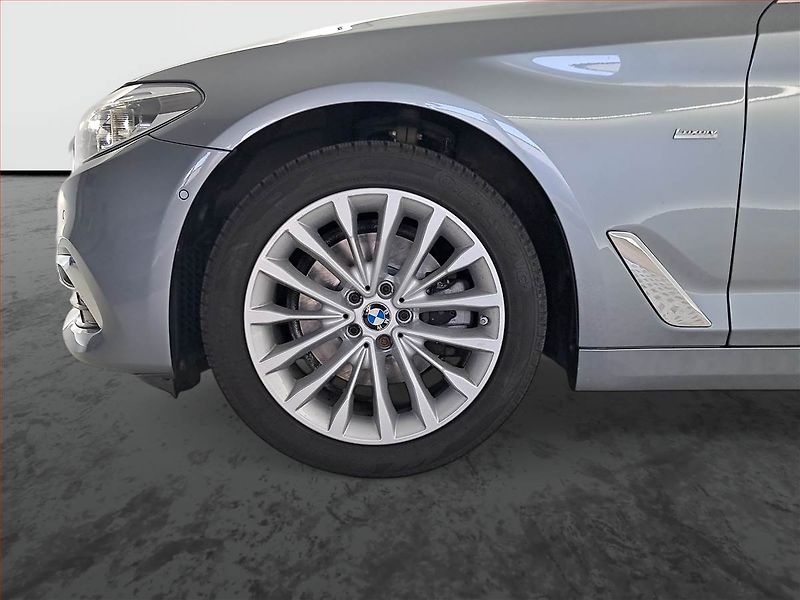 BMW Řada 5 (2017) Luxury Line 520d xDrive, 4X4 - fotka 15 z 28