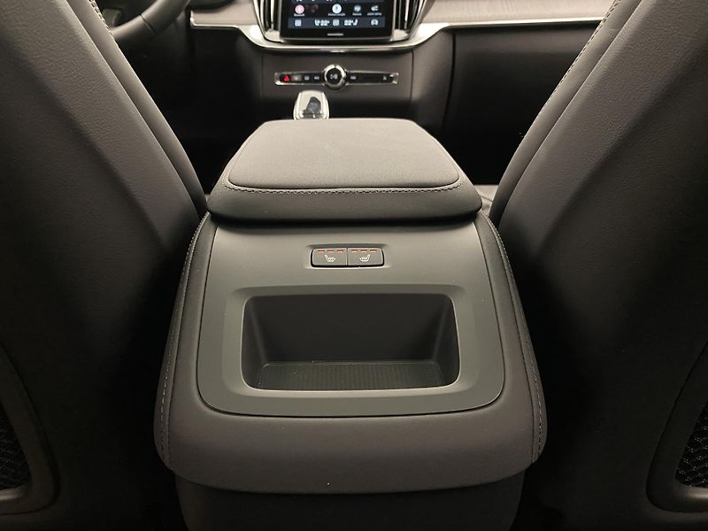Volvo XC90 (2026) B5 AWD AUT DARK PLUS 7míst - fotka 70 z 70