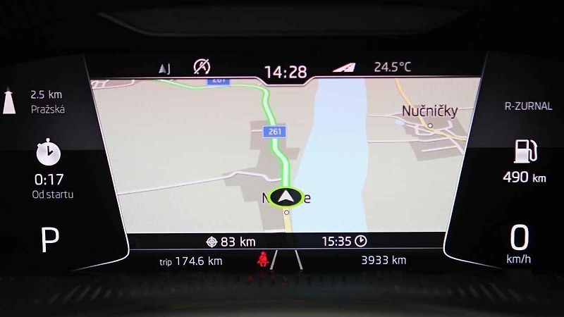 Škoda Scala a Říp v pozadí