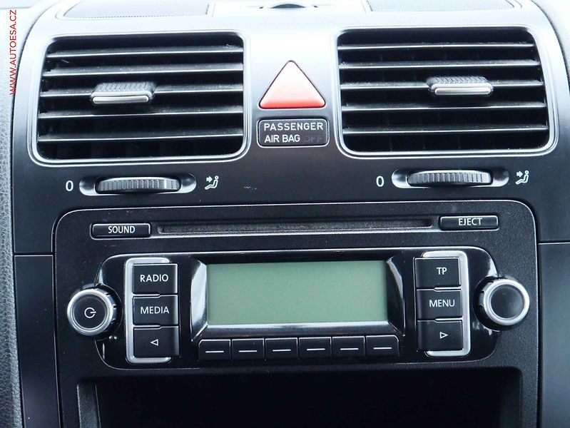 Volkswagen Golf (2009) 1.6i, 2.maj, AC - fotka 11 z 14