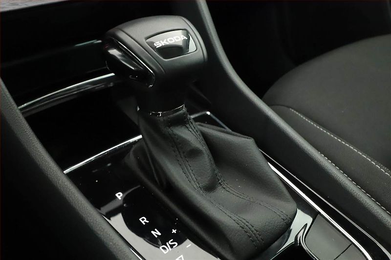 Škoda Karoq (2025) 1.5 TSI, Drive, Matrix FullLed - fotka 10 z 16