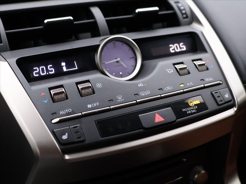 Lexus NX 300h 2,5 145 kW 4WD Prestige - fotka 24 z 33