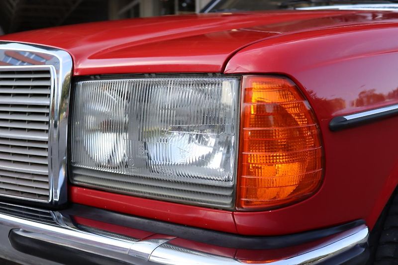 Mercedes-Benz 123 230CE KUPÉ AUTOMAT 100kW - fotka 4 z 48