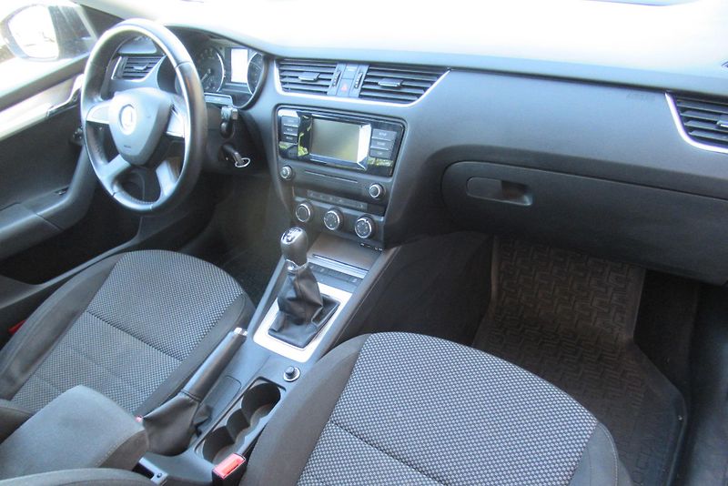 Škoda Octavia 1.6 TDI 4x4 KLIMA TAŽNÉ ČR - fotka 15 z 20