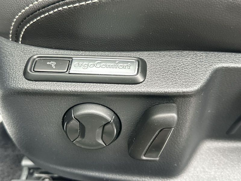Volkswagen Passat Variant (2023) 2.0 TDI 4Motion DSG R-Line - fotka 21 z 35