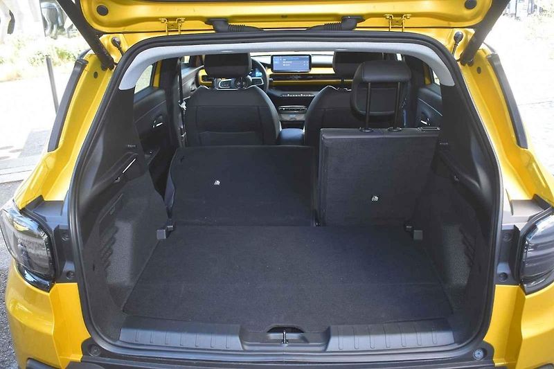 Menší hrboly Jeep Avenger přejíždí s grácií