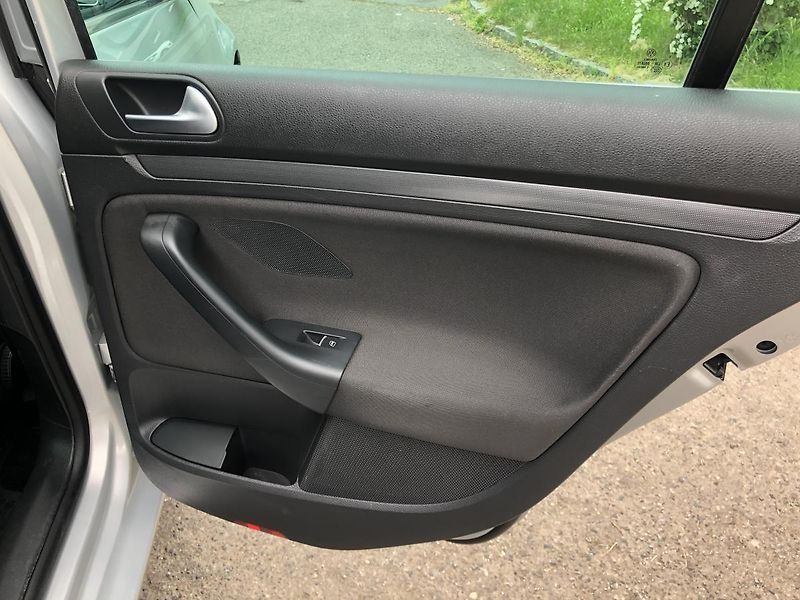 Volkswagen Golf (2011) 2,0TDi STYLE nez. rezervace - fotka 44 z 68
