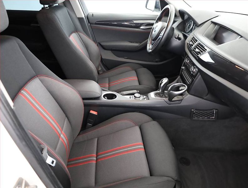 BMW X1 (2013) xDrive18d, 4X4, Automat, Navi - fotka 7 z 18