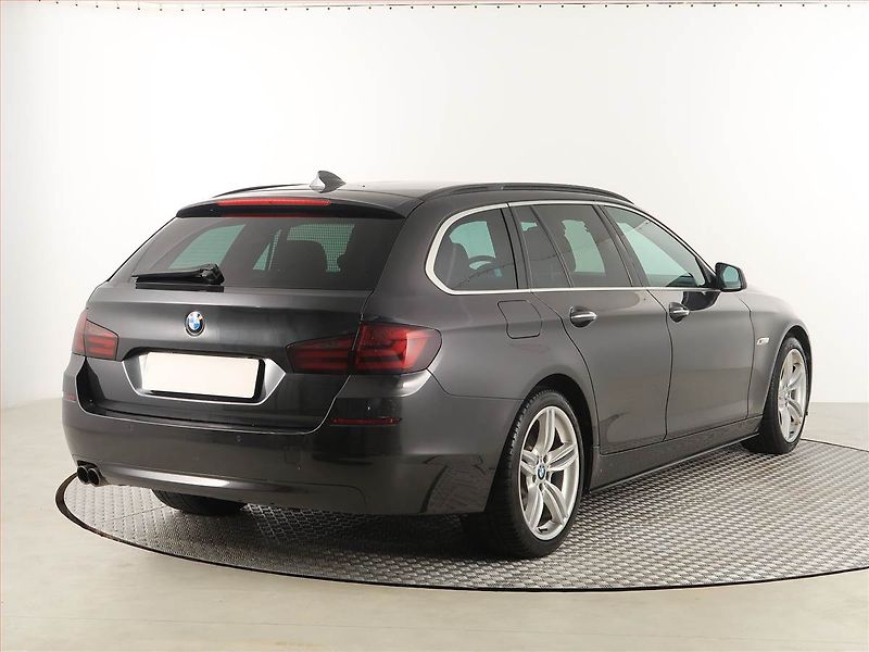 BMW Řada 5 (2011) M Paket 520d, Automat, Navi - fotka 5 z 19