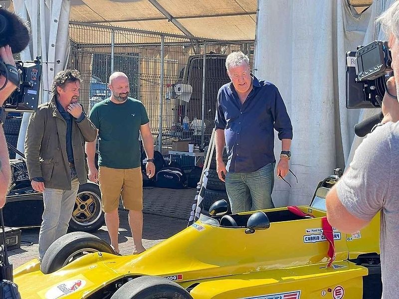 Dva ze tří hlavních moderátorů pořadu Grand Tour ve formulích ze socialistické éry