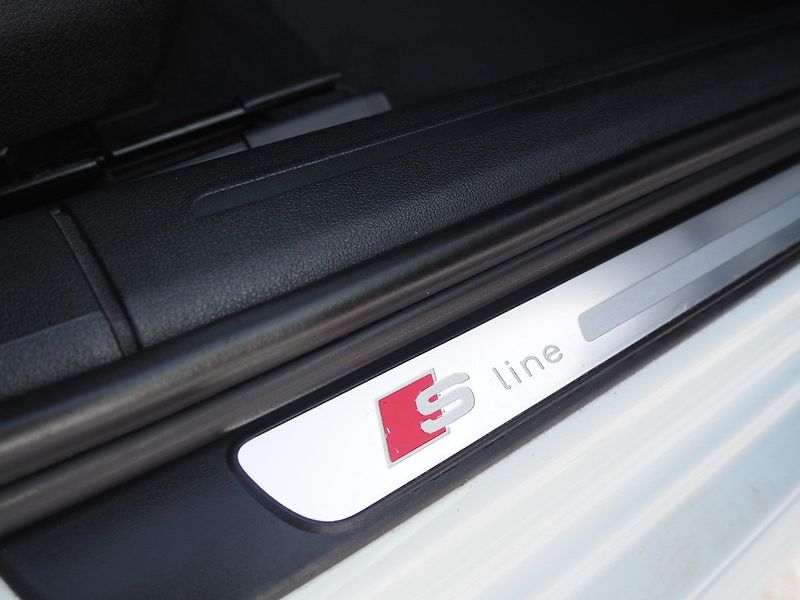 Audi A4 (2013) 2.0 TDI, 4x4, AT, S-Line - fotka 19 z 39