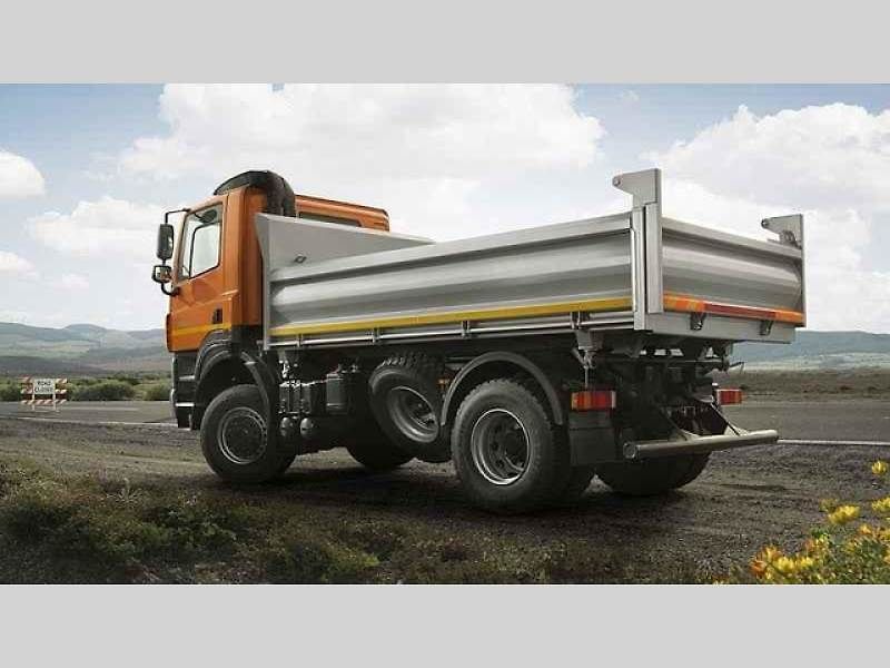 Tatra Force 8x8 – vozidlo pro přepravu potrubí.