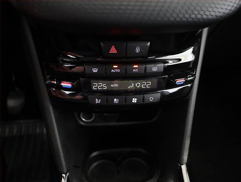 Peugeot 2008 (2018) 1.2 PureTech, ČR,1.maj, Kůže - fotka 10 z 16