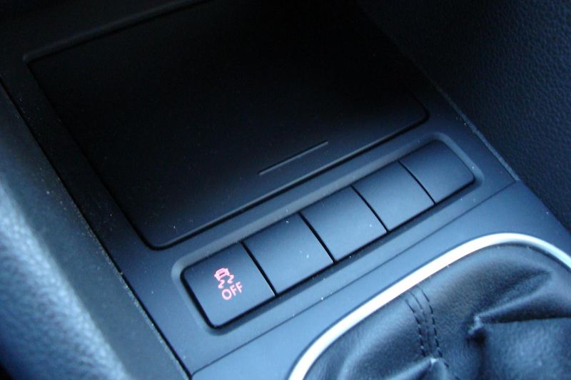 Volkswagen Golf (2011) VI.1.6TDi,ČR,S.kn1.MajSTK 8/27 - fotka 58 z 67