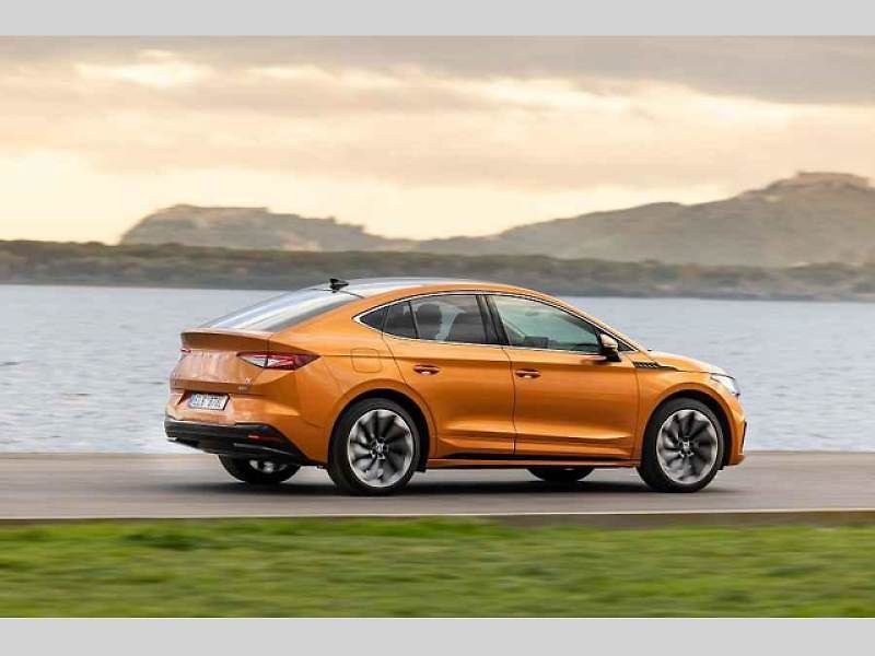 Plně elektrické SUV Škoda Enyaq Coupé iV (na snímku) se představilo v roce 2022 a vzbudilo u zákazníků velký zájem. Automobilka zrychluje svoji elektrickou ofenzivu: do roku 2026 představí tři zcela nové elektrické modely a další budou následovat.