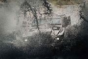 Transportér STVM4 Golem při průjezdu těžkým terénem.