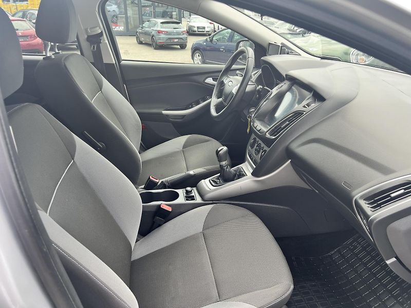 Ford Focus 1.6i KLIMATIZACE NAVI ALU KOLA - fotka 32 z 42