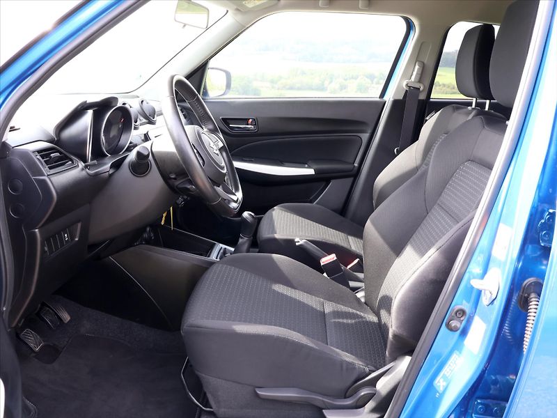 Suzuki Swift 1,2 DualJet 66kW Comfort 1.Maj - fotka 9 z 27
