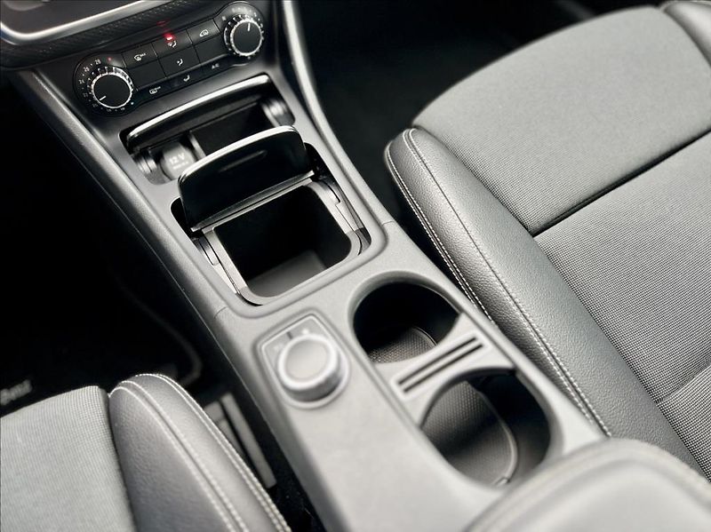 Mercedes-Benz Třídy A 180 d Sport automat - fotka 36 z 45