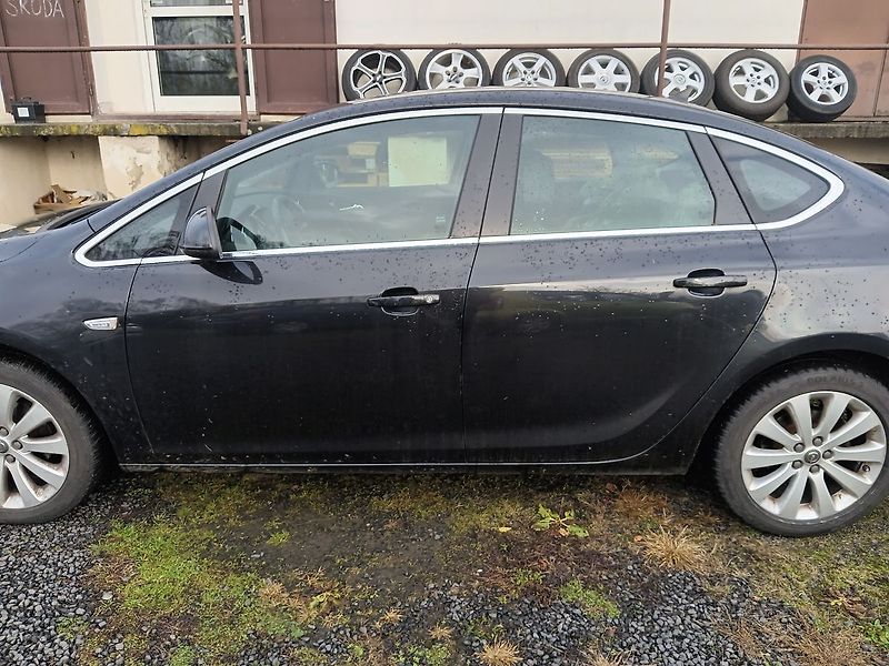 Opel Astra 1.4i Turbo Cosmo LPG - fotka 2 z 29