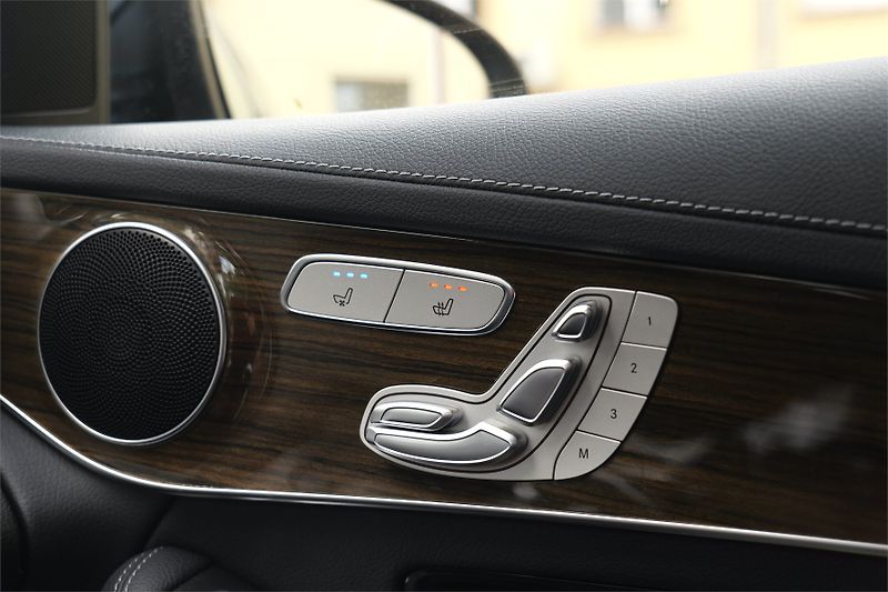 Mercedes-Benz GLC 220d 4M AMG Masáž 360° Webasto - fotka 16 z 32