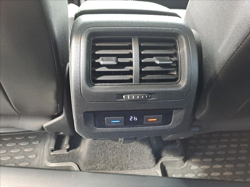 Volkswagen Touran 2,0 TDI HIGHLINE - fotka 10 z 27