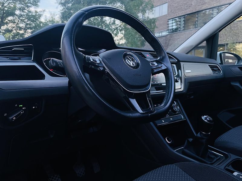 Volkswagen Touran 1.6TDI MANUÁL SERVISKA TAŽNÉ - fotka 25 z 44