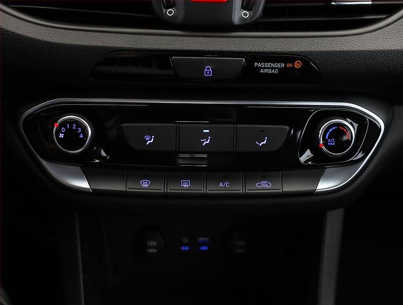 Hyundai i30 (2018) 1.0 T-GDI, Tempomat - fotka 12 z 16
