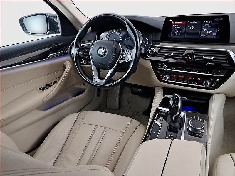 BMW Řada 5 (2019) Luxury Line 520d xDrive - fotka 7 z 18