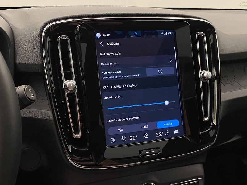Volvo XC40 PURE ELECTRIC RECHARGE TWIN - fotka 46 z 58