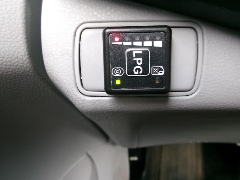 Honda CR-Z (2011) 1,5i VTEC HYBRID AC ALU - fotka 24 z 25
