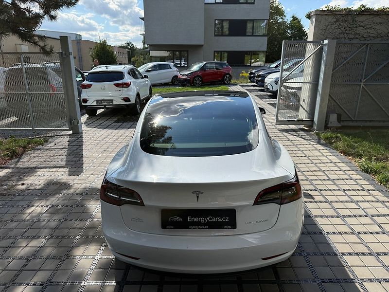 Tesla Model 3 Long Range AWD - fotka 35 z 38