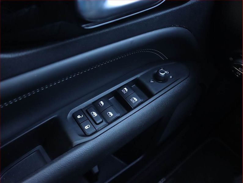 Jeep Compass (2022) 1.3 T-GDI, Automat, Serv.kniha - fotka 21 z 23