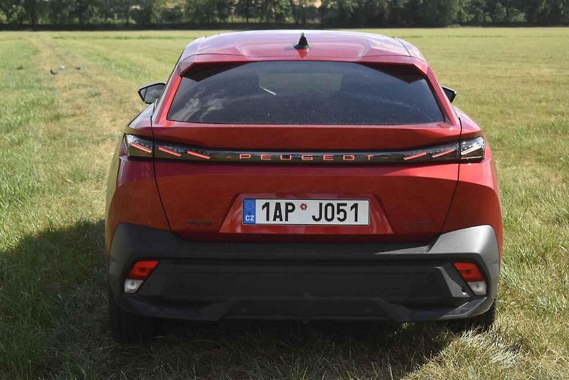 Peugeot 408 je praktický rodinný i reprezentativní podnikatelský vůz.