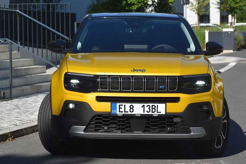 Menší hrboly Jeep Avenger přejíždí s grácií
