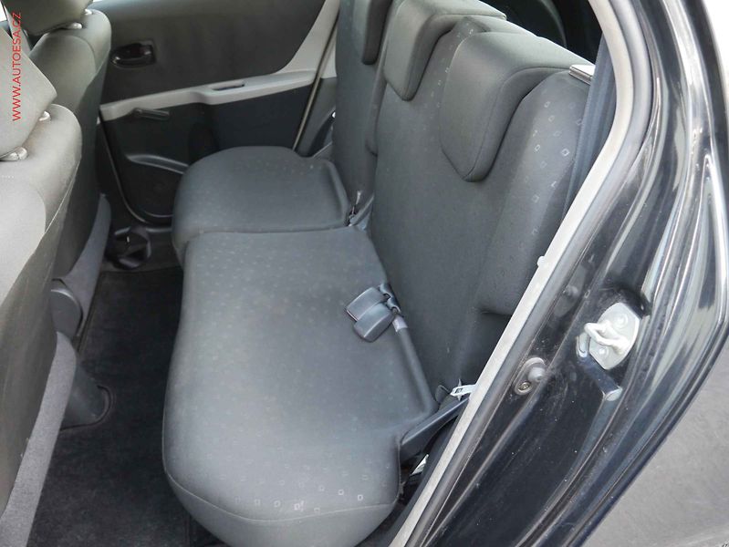 Toyota Yaris (2007) 1.0 i - fotka 10 z 13