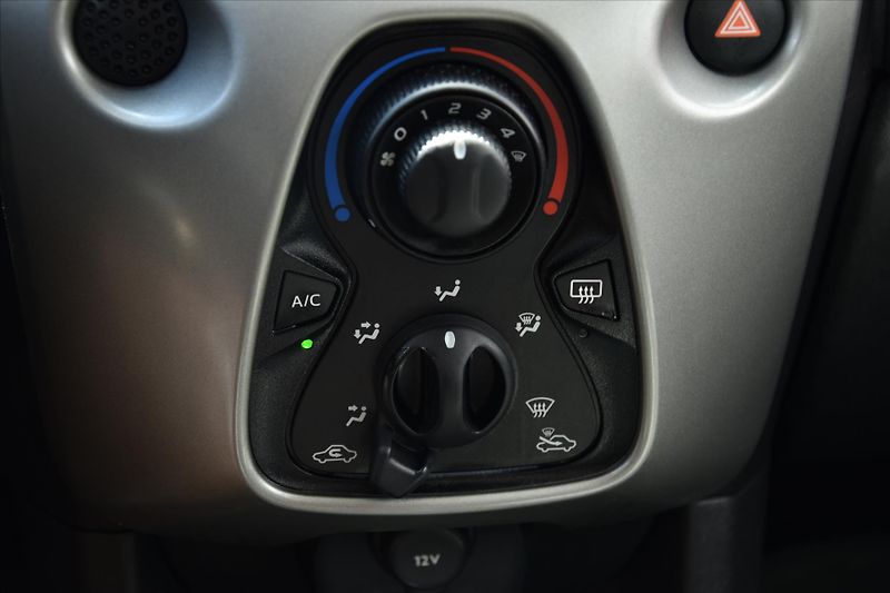 Toyota Aygo 1.0 VVT-i 51kW X-PLAY - fotka 24 z 24