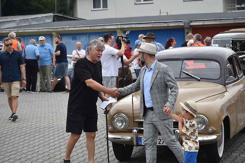 Hippies v broučku, Velorex i Praga ozdobily sraz veteránů v Rožnově pod Radhoštěm.