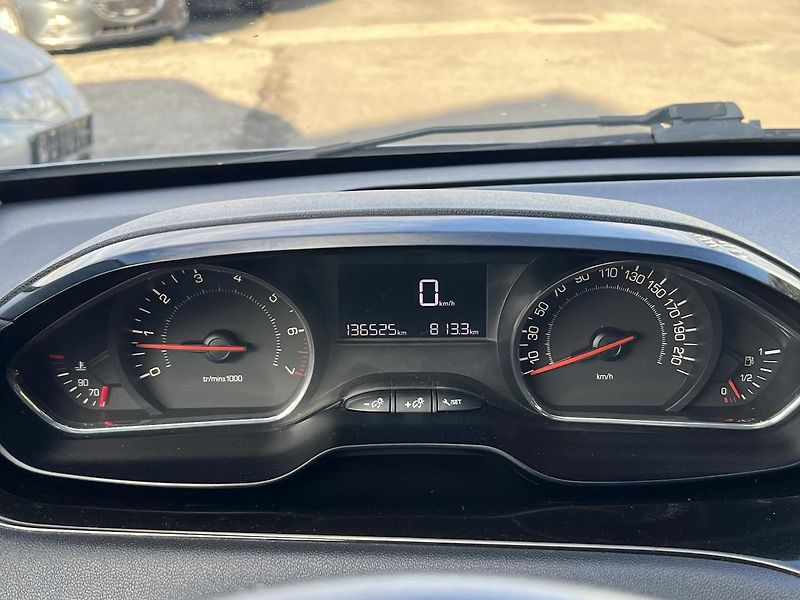 Peugeot 208 1.2i KLIMATIZACE ABS ASR ESP - fotka 17 z 41