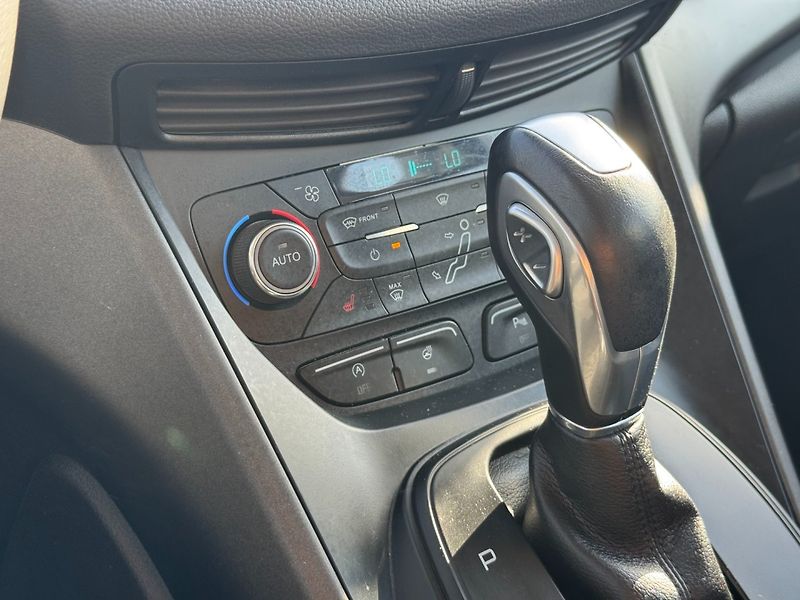 Ford C-MAX (2017) 1,5 Eco Boost 110 Kw Automat - fotka 22 z 35