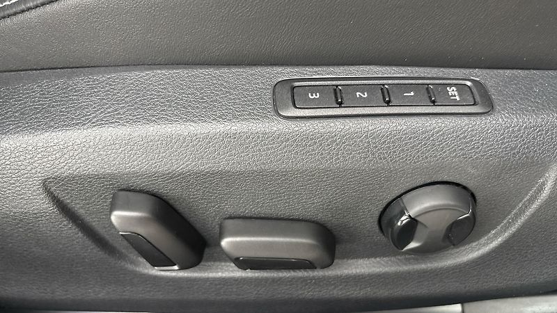 Škoda Superb 2.0 TDI DSG Style Combi - fotka 22 z 31