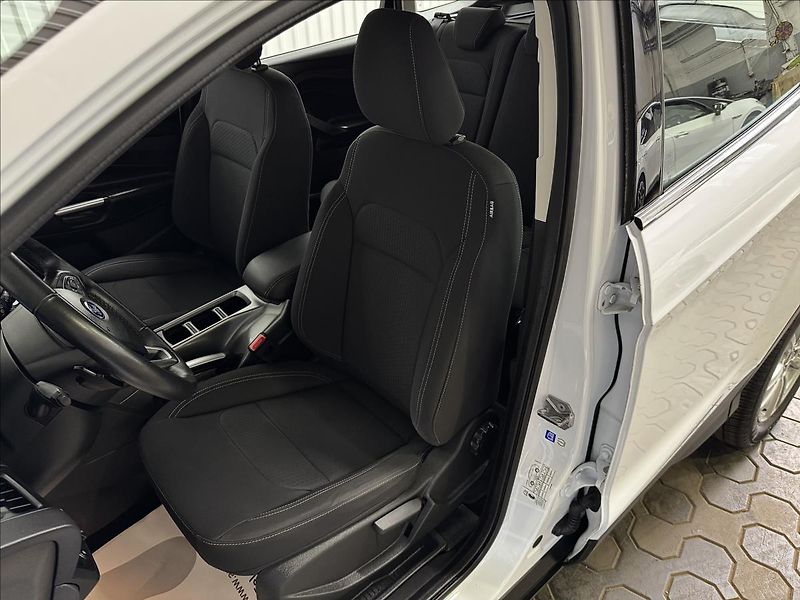 Ford Kuga 1.5EB 129kW AWD 2XALU 68KM! - fotka 31 z 42