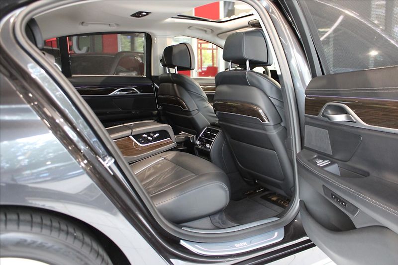 BMW Řada 7 740d xDrive Masáž/NezTop/360°/ - fotka 30 z 37