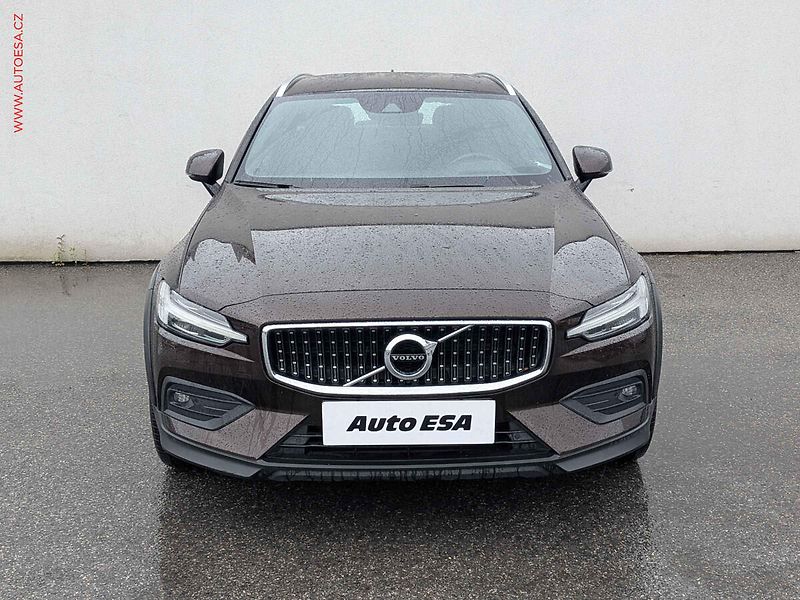 Volvo V60 (2019) 2.0D 4x4, Cross Country, AT - fotka 2 z 16