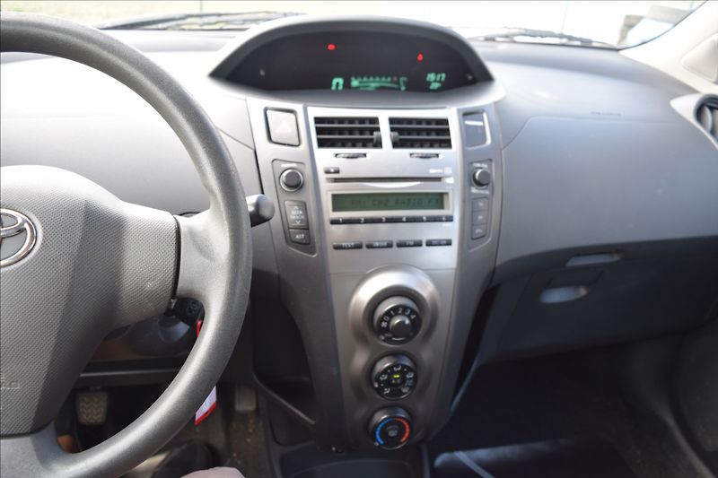 Toyota Yaris 1,0 i 51KW ZAD. PARK. SENZORY - fotka 25 z 40