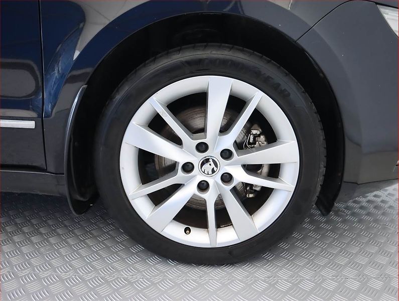 Škoda Superb (2011) 2.0 TDI, Navi, Xenony - fotka 15 z 18